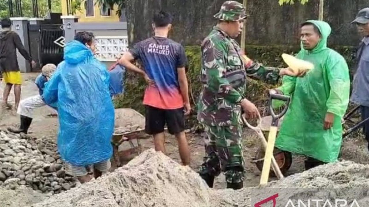 Satgas TMMD Kodim Ambon ke-126 bergerak cepat membangun lima rumah layak huni dan infrastruktur vital di Teluk Ambon. Simak bagaimana program ini meratakan pembangunan dan meningkatkan kesejahteraan warga!