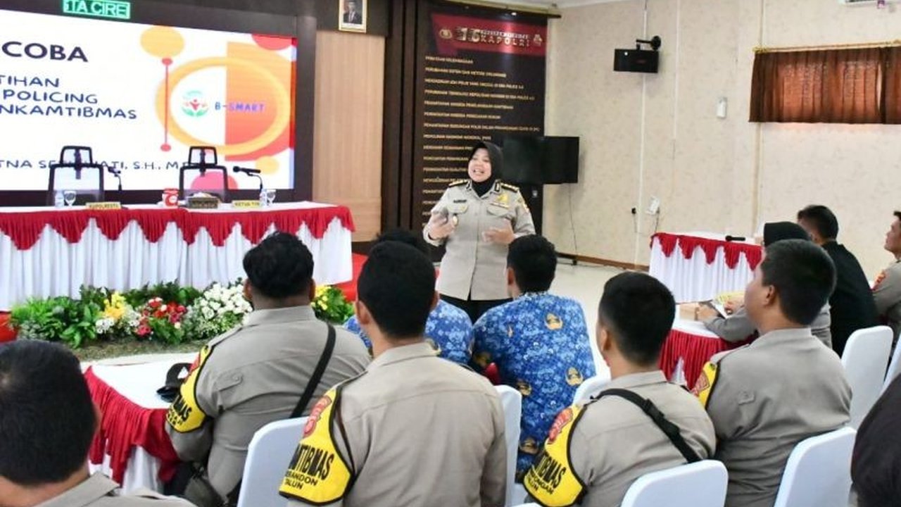 Polri luncurkan B-Smart Policing, aplikasi digital inovatif untuk Bhabinkamtibmas. Bagaimana platform ini mengubah cara belajar dan memperkuat peran mereka di masyarakat?