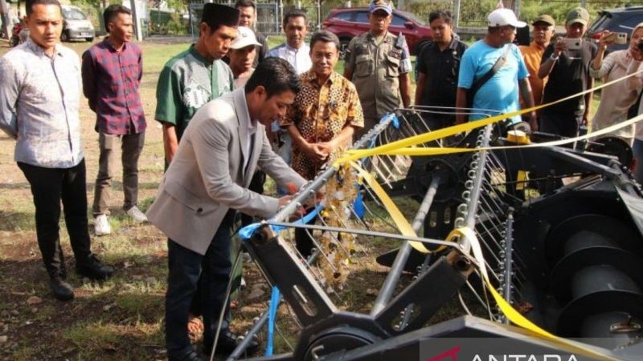 Pemerintah Kabupaten Dompu serius menggarap sektor pertanian dengan implementasi Teknologi Pertanian Dompu modern, seperti combine harvester, demi efisiensi dan kesejahteraan petani.