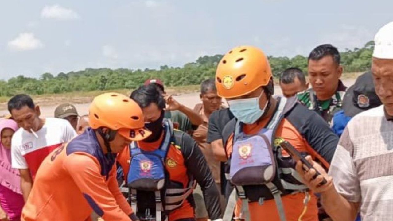 Tim SAR Jambi berhasil menemukan jasad lansia Ruminah (68) yang tenggelam di Sungai Limun, Sarolangun, setelah dua hari pencarian. Jenazah ditemukan 20 KM dari lokasi kejadian, menyisakan duka mendalam.