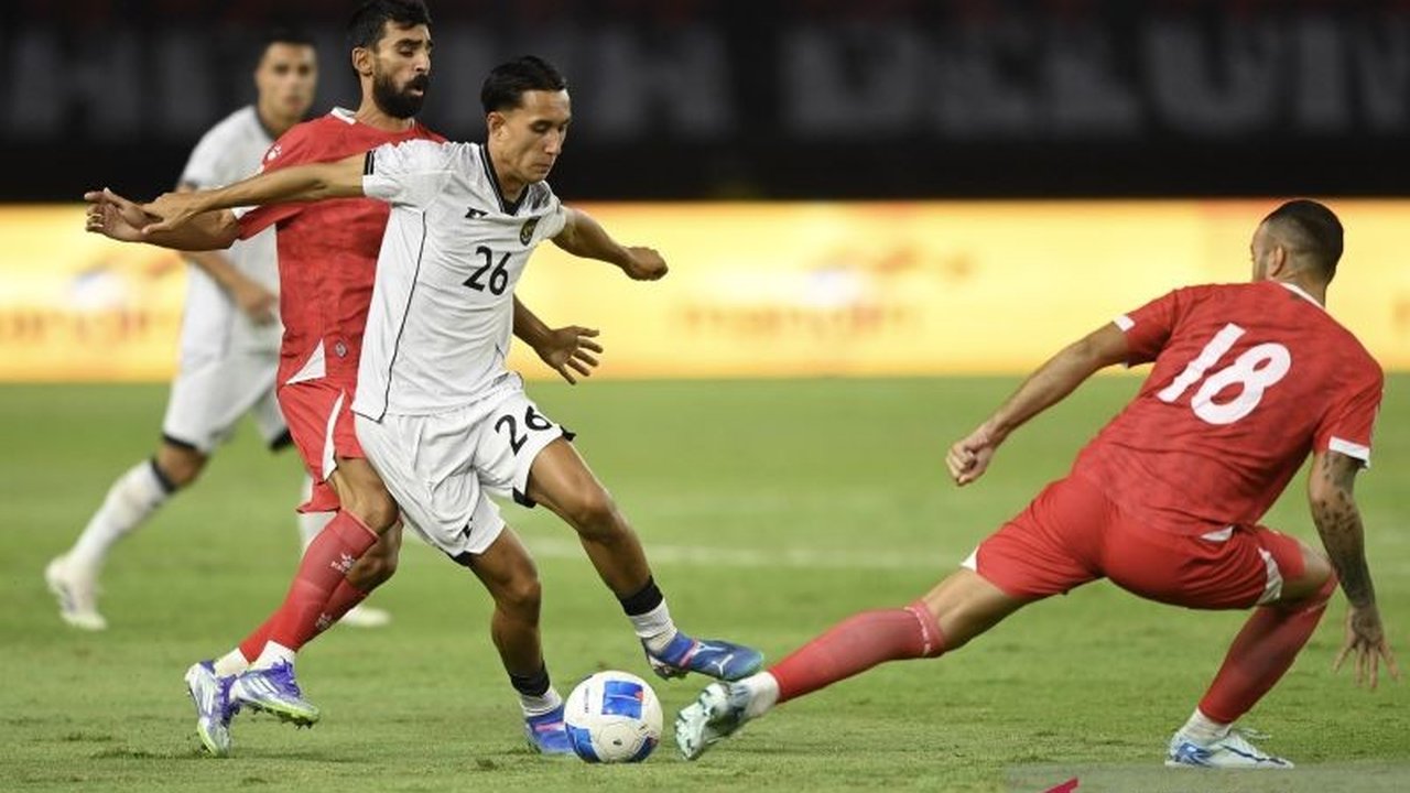 Patrick Kluivert memuji Miliano Jonathans, penyerang sayap Timnas Indonesia, memiliki masa depan cerah berkat kecepatan dan kualitas individunya, membuat penasaran potensi besar sang wonderkid.