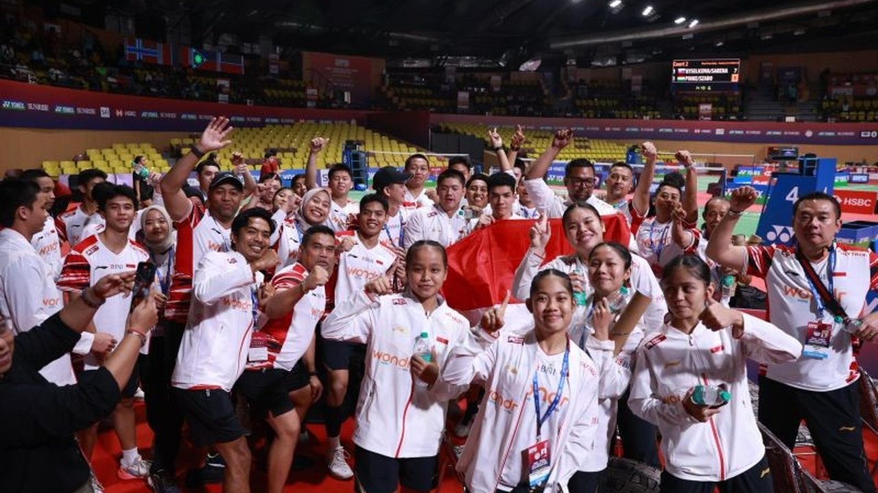 Indonesia melaju ke final Piala Suhandinata 2025 berkat Strategi Ganda Putra yang jitu! Perombakan pemain di tengah laga semifinal melawan India sukses membawa Tim Merah Putih meraih kemenangan. Bagaimana detailnya?