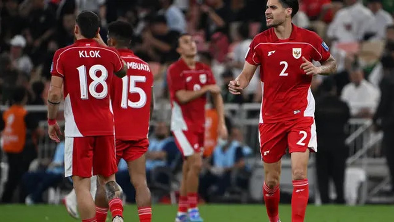 Kevin Diks merayakan gol pembuka Timnas Indonesia ke gawang Arab Saudi dalam pertandingan babak keempat kualifikasi Piala Dunia 2026 di King Abdullah Sports City Stadium, Jeddah,