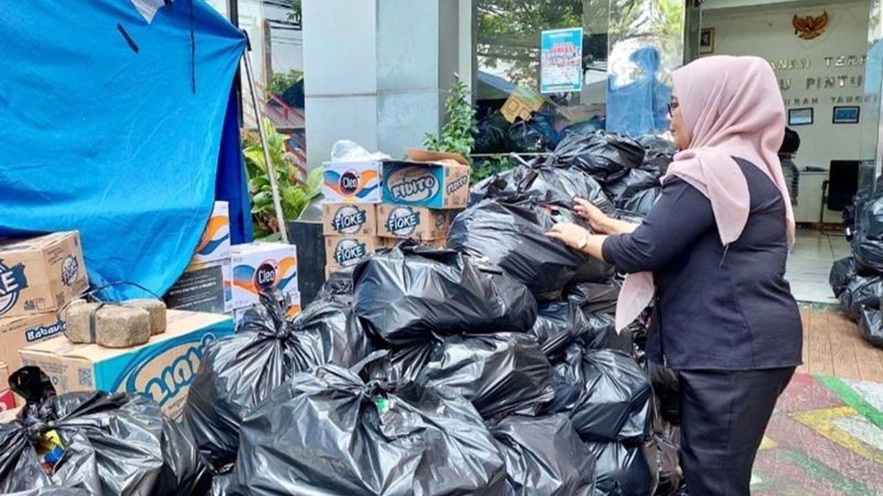 Pemerintah Kota Jakarta Barat telah menyalurkan 1.200 paket **bantuan sembako penyintas kebakaran Tangki** secara bertahap. Bagaimana strategi distribusi ini memastikan bantuan tepat sasaran?
