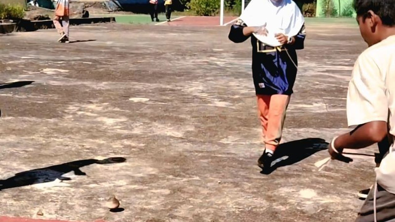 Di tengah gempuran teknologi, budaya lokal lindungi anak digital dari dampak negatif. Simak bagaimana permainan tradisional dan regulasi baru menjadi benteng pertahanan.