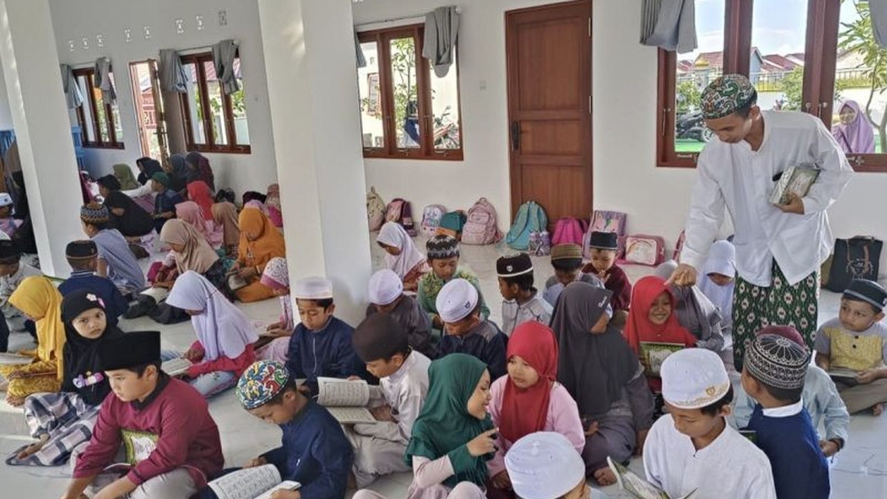 Wakapolri Komjen Pol. Dedi Prasetyo mendirikan TPA Natabel Jannah di Palangka Raya, Kalimantan Tengah, sebuah inisiatif gratis untuk membentuk generasi Qur'ani berakhlak mulia.