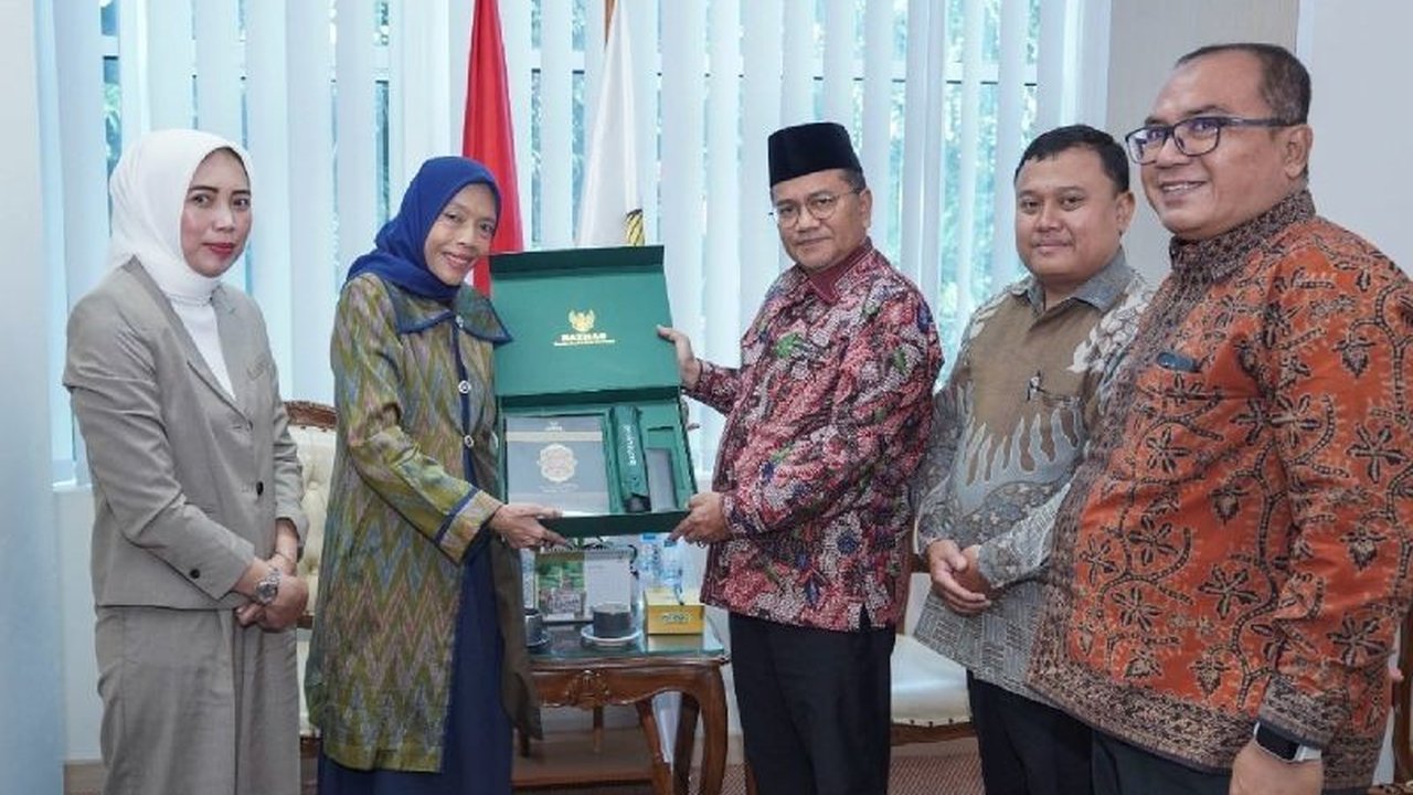 Kota Jambi menerima 50 unit program Bedah Rumah Baznas Kota Jambi dari Baznas RI untuk keluarga kurang mampu, menandai sinergi penting dalam upaya pengentasan kemiskinan dan peningkatan hunian layak.
