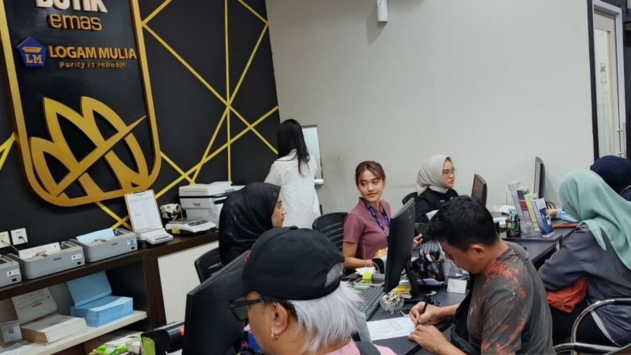 Lonjakan harga emas membuat masyarakat berbondong-bondong membeli emas batangan sebagai investasi, karena dinilai lebih menguntungkan daripada investasi lain.