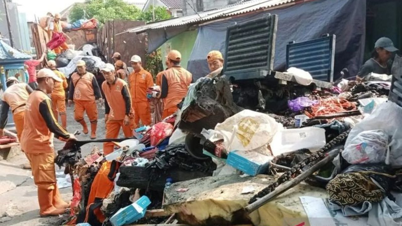 Posko pengungsian tenda darurat bagi korban kebakaran di Matraman diperpanjang hingga Minggu, 12 warga masih bertahan mencari kontrakan, meski bantuan makanan siap saji telah dihentikan.