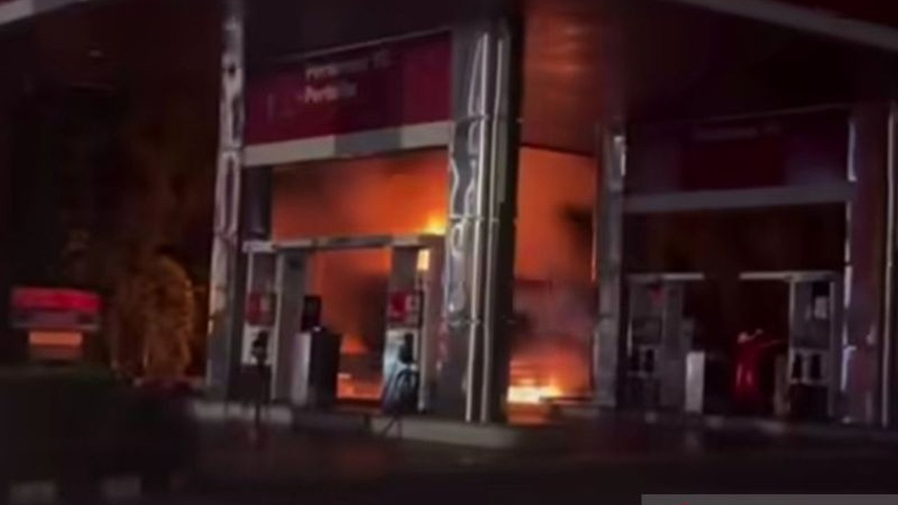 Sebuah mobil tangki BBM terbakar hebat di SPBU Kemanggisan, Jakarta Barat, dini hari tadi, menyebabkan kerugian fantastis Rp2,5 miliar dan satu orang luka ringan. Apa pemicunya?