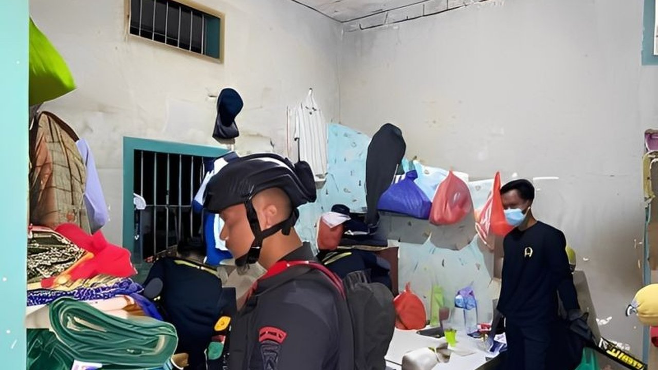 Tim gabungan menggelar Razia Lapas Luwuk besar-besaran, menemukan ponsel hingga senjata tajam. Bagaimana komitmen Lapas Luwuk menjaga keamanan dan ketertiban?