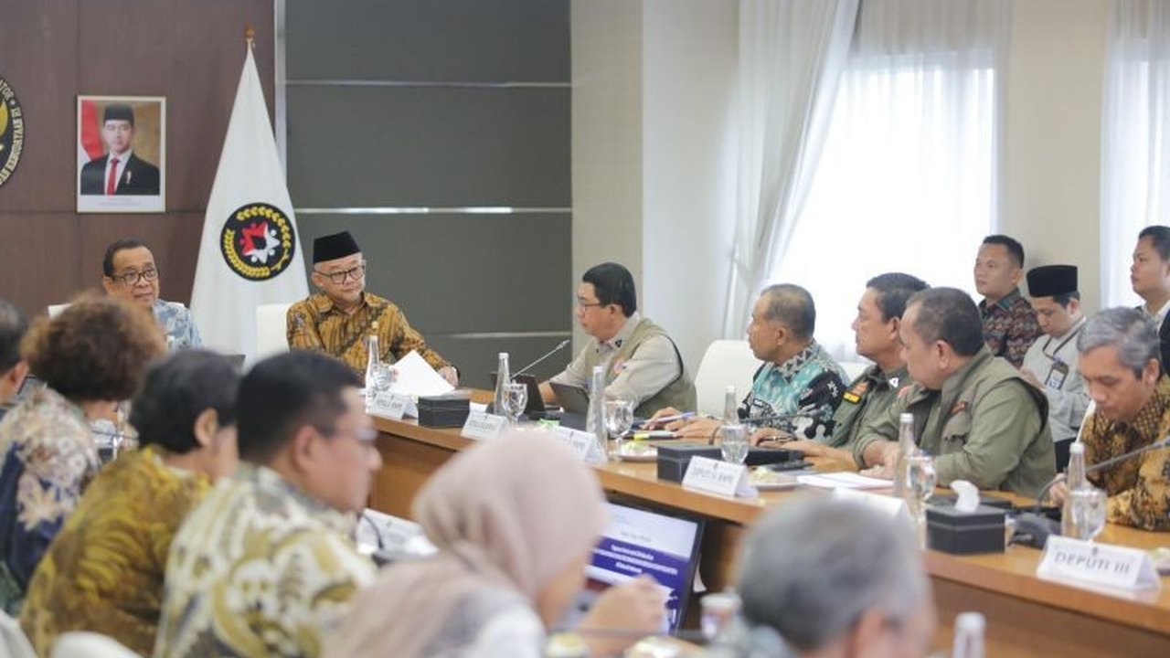 Menko PMK Pratikno mendesak evaluasi menyeluruh keamanan bangunan pendidikan, termasuk pondok pesantren, menyusul tragedi robohnya Ponpes Al Khoziny yang menewaskan 67 santri.
