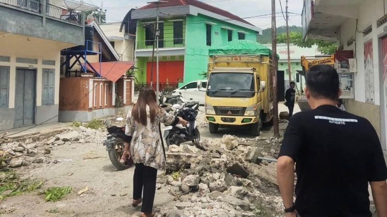 Pemerintah Kabupaten Donggala mengalokasikan Rp14,9 miliar untuk perbaikan drainase dan jalan, mengubah wajah kota tua menjadi lebih tertata dan cantik. Simak detail program Perbaikan Drainase Donggala ini!