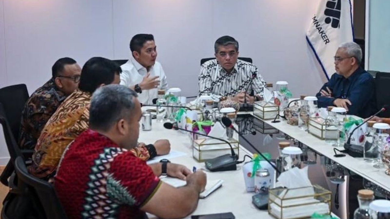 Sekretaris Kabinet Teddy Indra Wijaya dan Menteri Ketenagakerjaan membahas progres Program Magang Nasional yang menawarkan gaji setara UMP bagi fresh graduate. Simak detail pendaftarannya!