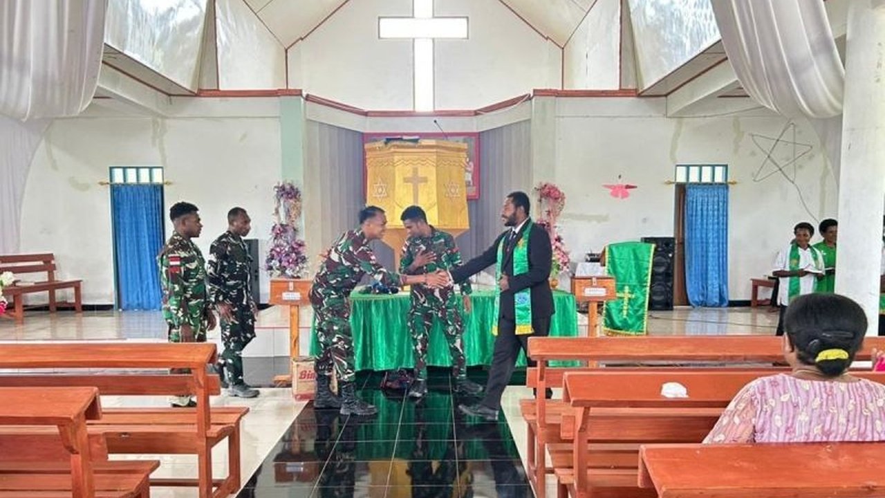 Satgas Yonif 521/DY melakukan Penyaluran Alkitab Satgas TNI kepada jemaat Gereja Laheroi Apalapsili, Yalimo. Aksi ini menegaskan peran TNI tak hanya keamanan, tapi juga kedamaian.