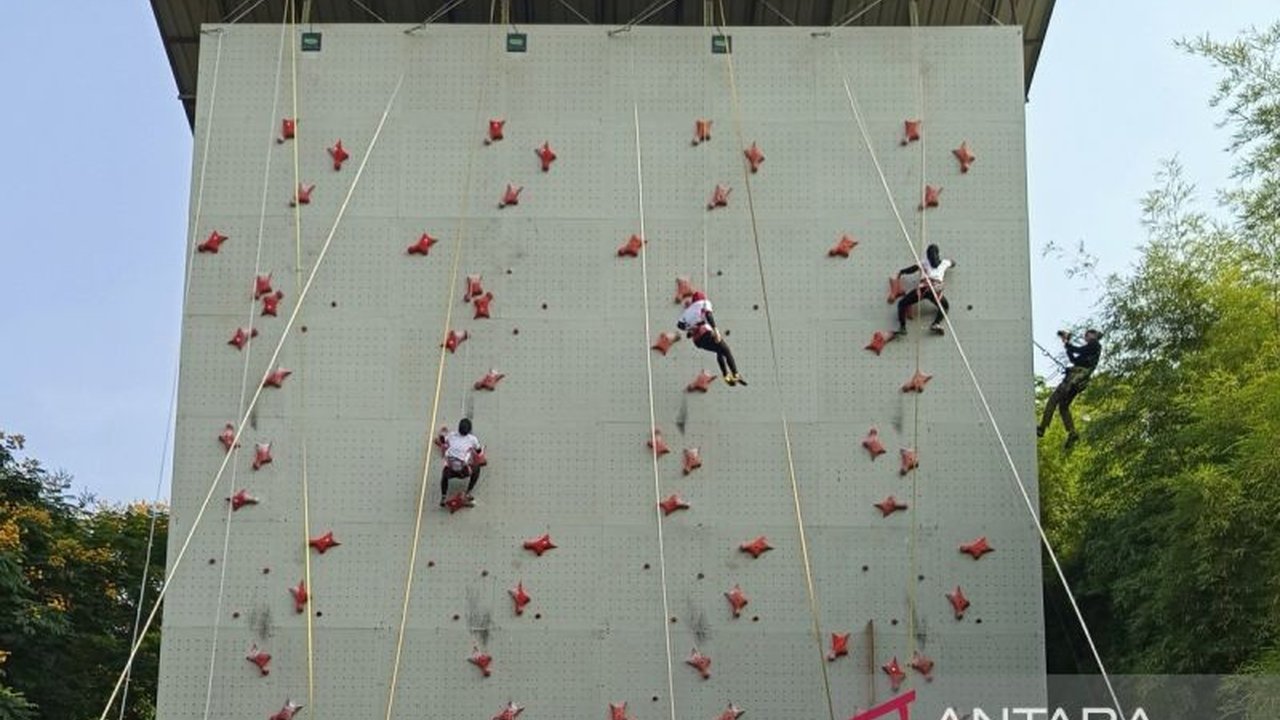 Veddriq Leonardo, atlet panjat tebing speed Indonesia, kini memusatkan perhatian pada Kualifikasi Asian Games 2026 yang akan datang. Apa strategi Veddriq menghadapi persaingan ketat di Asia?