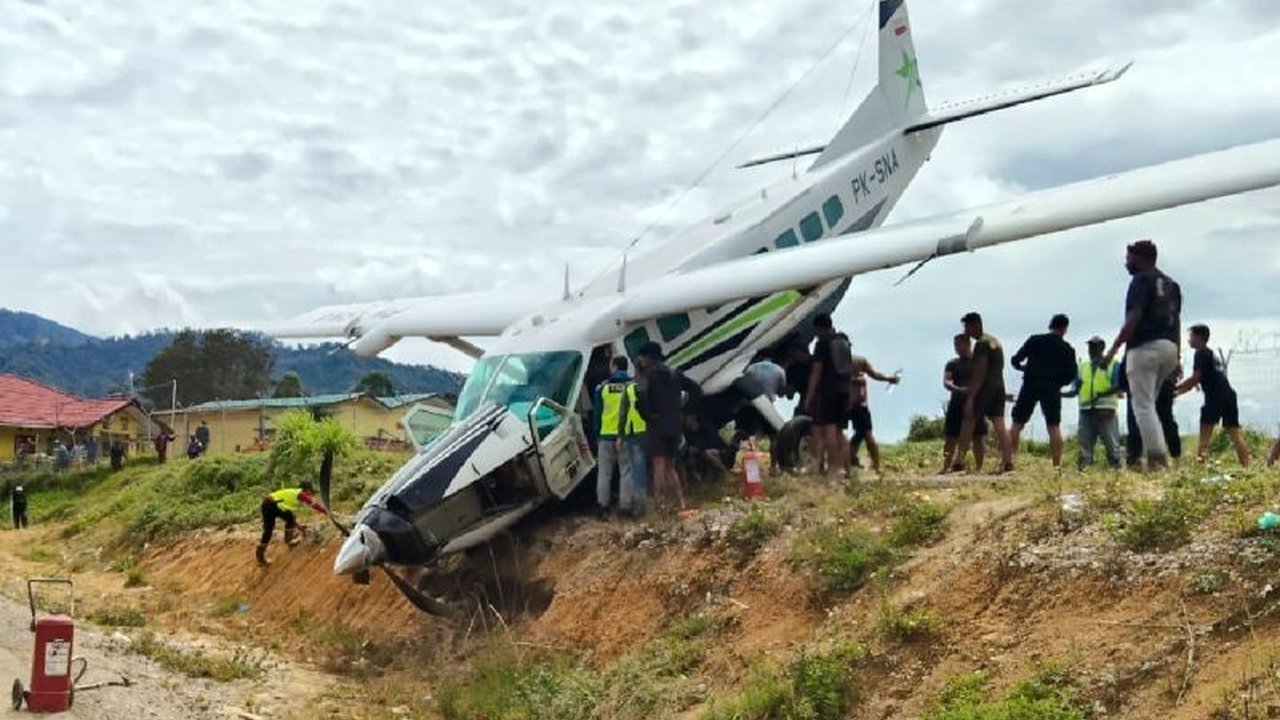 Sebuah Pesawat Smart Air tergelincir di Lapangan Terbang Tiom, Papua Pegunungan, pada Sabtu (11/10). Insiden ini tanpa korban jiwa, namun proses evakuasi pesawat kargo tersebut mengalami kendala teknis yang menarik perhatian.