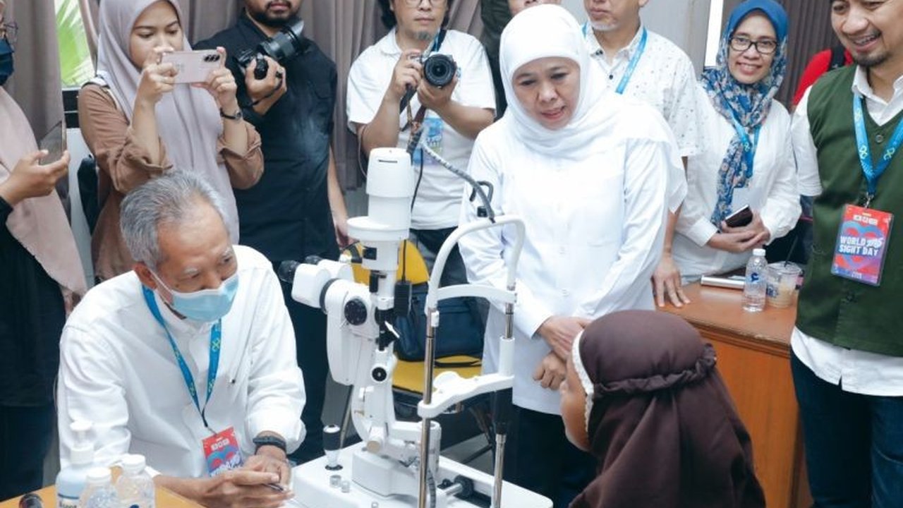 Gubernur Khofifah Indar Parawansa memuji sinergi berbagai pihak dalam pembagian 1.000 kacamata gratis bagi anak-anak di Surabaya, sebuah inisiatif penting pada World Sight Day 2025.