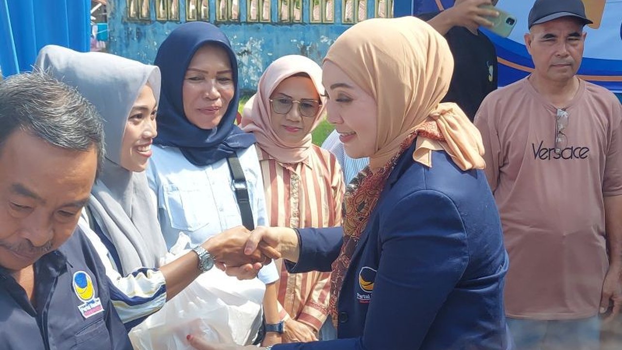 Anggota DPR RI Erna Sari Dewi menyalurkan 20.000 paket sembako gratis kepada masyarakat Bengkulu. Bantuan ini diharapkan meringankan beban ekonomi warga di tengah lonjakan harga kebutuhan pokok.