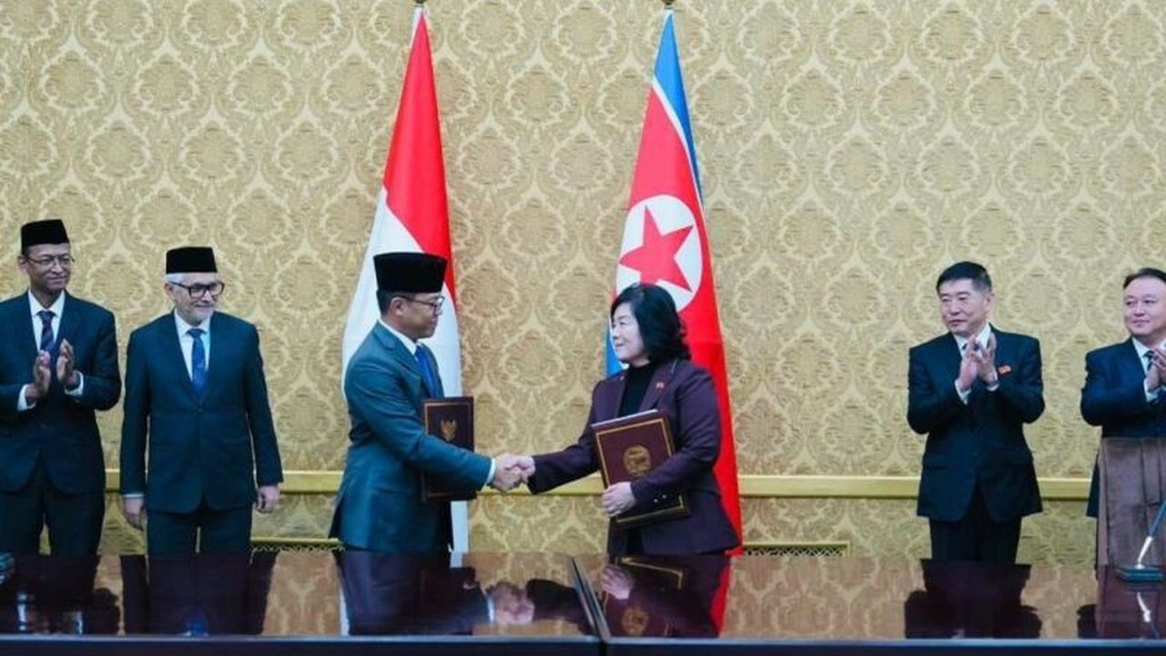 Menteri Luar Negeri RI Sugiono berkomitmen memfasilitasi keterlibatan Korea Utara dengan ASEAN, menandai kunjungan bersejarah setelah 12 tahun. Langkah ini diharapkan mempererat hubungan Korut ASEAN.