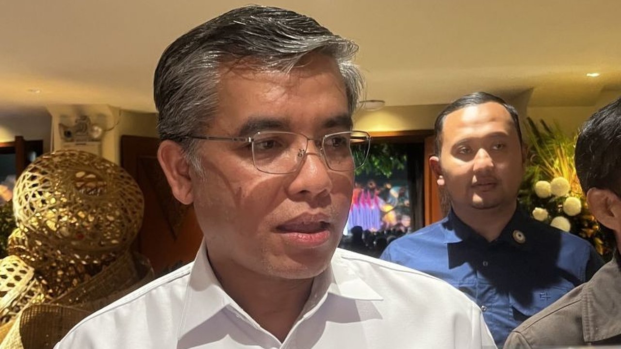 Menteri Ketenagakerjaan (Menaker) Yassierli mengungkapkan pembahasan Kenaikan UMP 2026 masih dalam proses, melibatkan dialog sosial dan kajian mendalam. Kapan keputusannya?