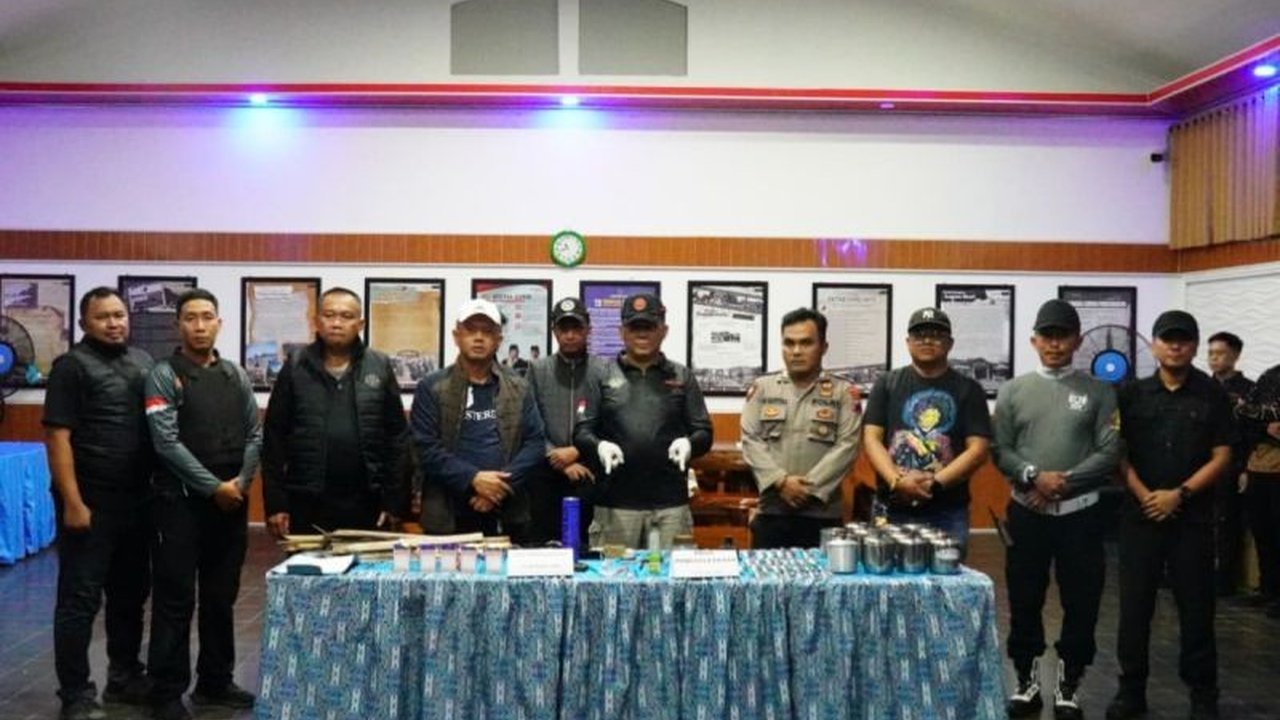 Petugas gabungan menggelar razia serentak di Lapas Nusakambangan, mengungkap temuan mengejutkan di balik jeruji besi. Apa saja yang disita?