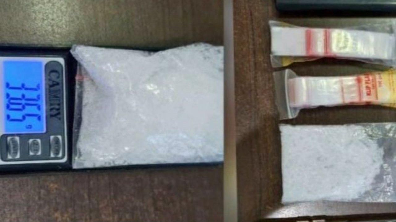 Polres Karawang berhasil membekuk seorang pengedar sabu Karawang berinisial AR dengan barang bukti 33,65 gram, mengungkap jaringan narkoba di Ciampel. Bagaimana kelanjutan kasusnya?