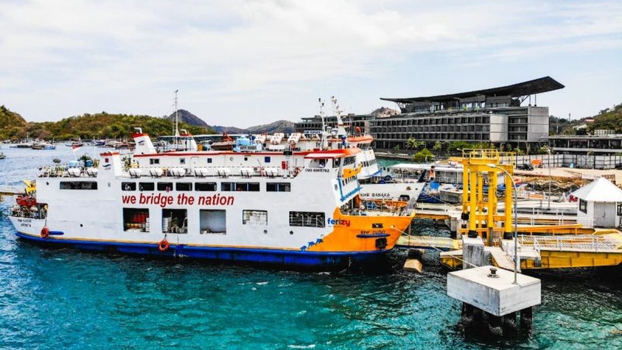 PT ASDP Indonesia Ferry (Persero) memastikan layanan penyeberangan di NTT tetap aman dan terkendali meski Gunung Lewotobi erupsi. Simak rute vital yang tetap beroperasi!