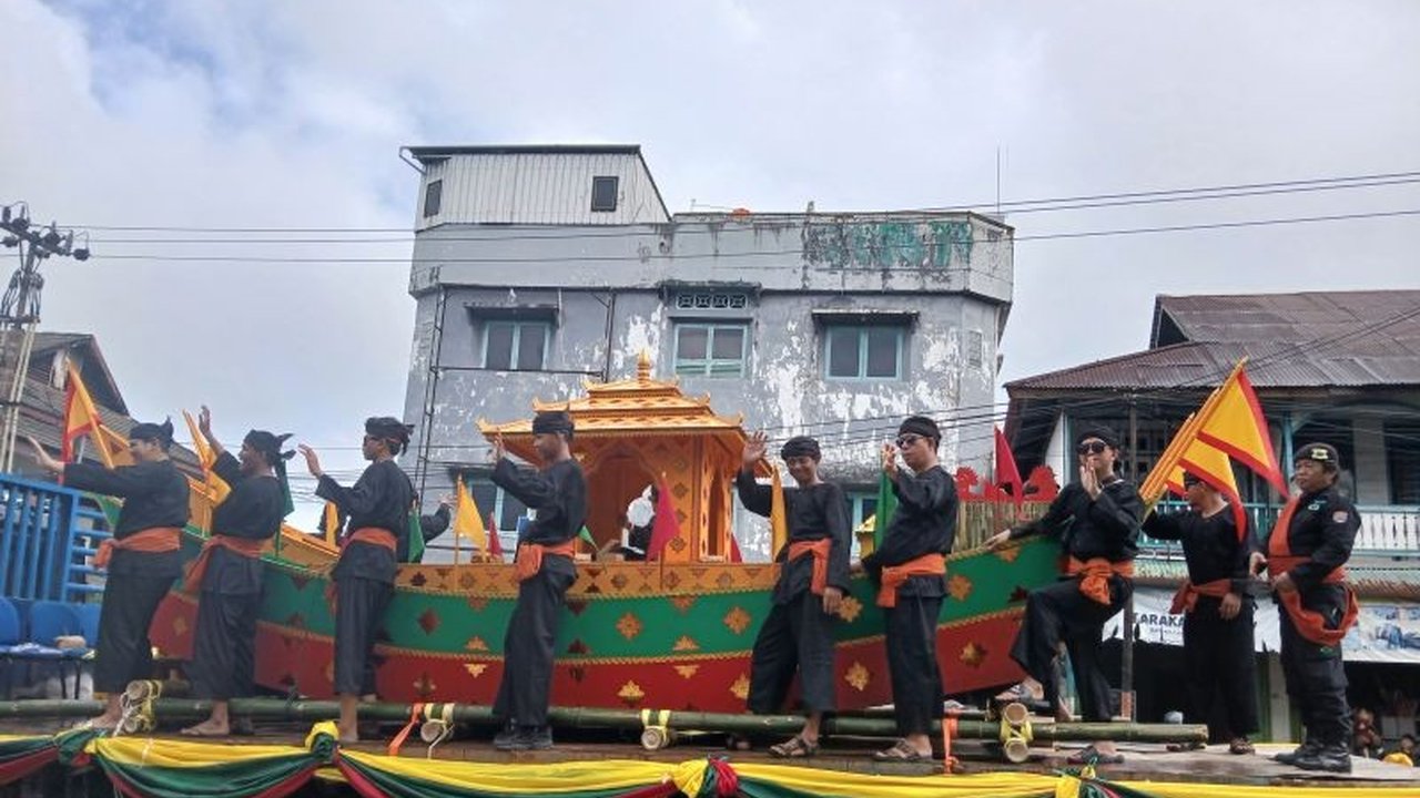 Pawai Budaya Tarakan 2025 berhasil menyedot perhatian ribuan masyarakat dengan 9.377 peserta, menampilkan keanekaragaman budaya dan semangat kebersamaan di Kota Tarakan.