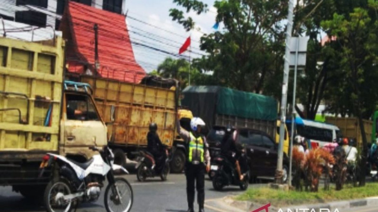 Polresta Banjarmasin meminta Pertamina mengatur ulang jadwal suplai solar Banjarmasin untuk mencegah kemacetan parah akibat antrean truk. Akankah solusi 'jam malam' ini efektif?