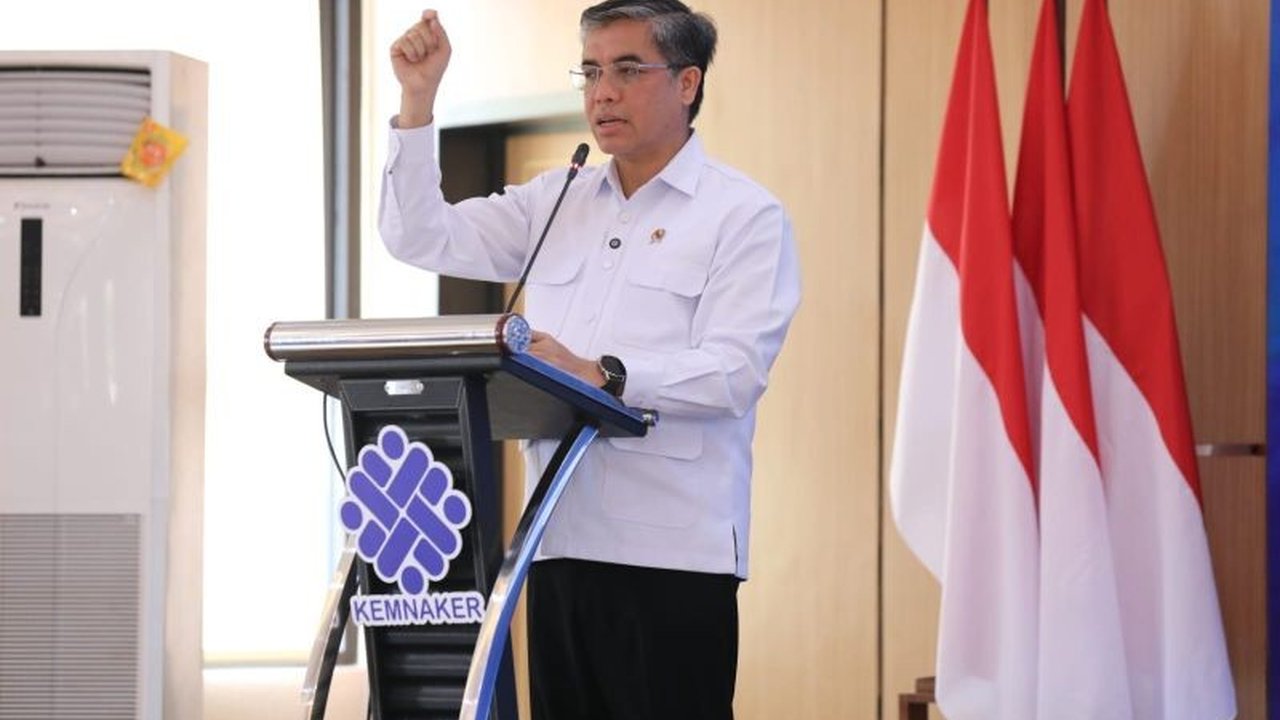 Menteri Ketenagakerjaan Yassierli menegaskan Program Tenaga Kerja Mandiri (TKM) adalah solusi krusial atasi tantangan ketenagakerjaan di Indonesia. Simak peran strategisnya!
