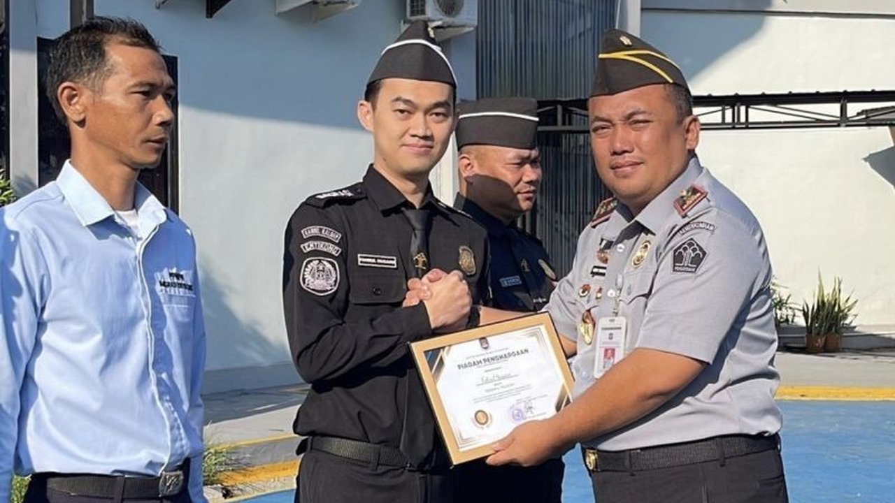 Dua petugas imigrasi di PLBN Entikong berhasil menggagalkan upaya penyelundupan manusia berkat kepekaan dan dedikasi tinggi. Simak kisah heroik mereka yang melindungi martabat negara dari kejahatan kemanusiaan.