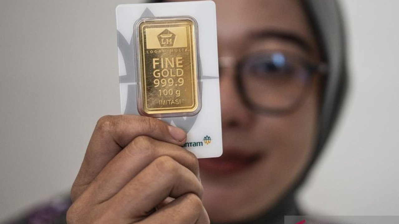 Harga Emas Antam kembali mencetak rekor fantastis, melonjak hingga Rp2,06 juta per gram pada Sabtu ini. Penasaran mengapa harga emas terus meroket?