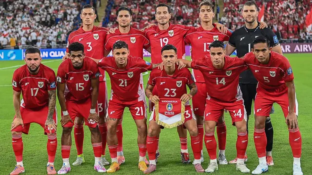 Para pemain Timnas Indonesia berpose untuk foto bersama sebelum pertandingan babak keempat Grup B Kualifikasi Piala Dunia 2026 zona Asia antara Irak dan Indonesia di Stadion Alin