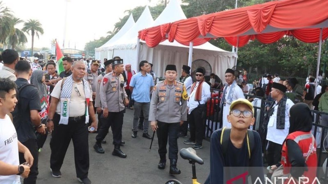 Ribuan massa menggelar Aksi Bela Palestina di Monas, Jakarta Pusat, dikawal 1.722 personel gabungan tanpa senjata api. Simak detail pengamanan ketatnya!