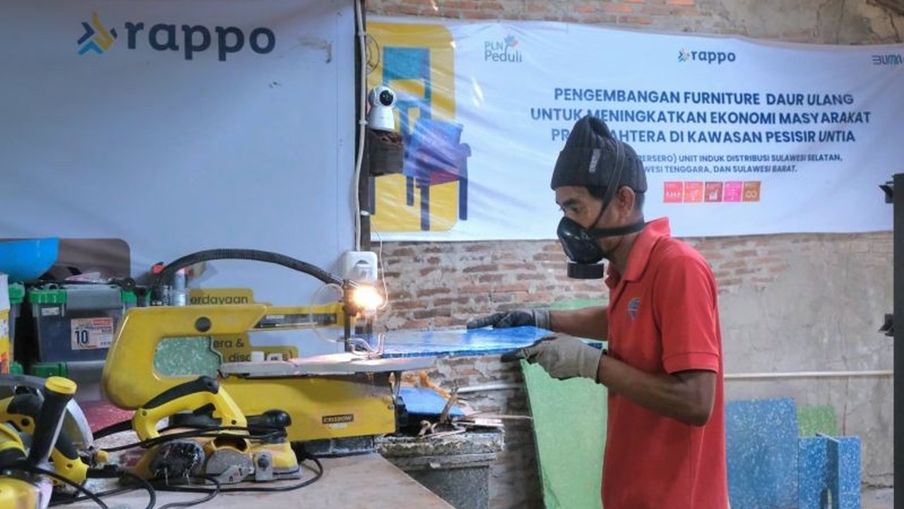 PLN Berdayakan Warga Pesisir Untia Makassar melalui Program TJSL, membuka peluang kerja dan penghasilan tambahan bagi 150 individu dengan mengubah sampah plastik menjadi produk bernilai ekonomi.