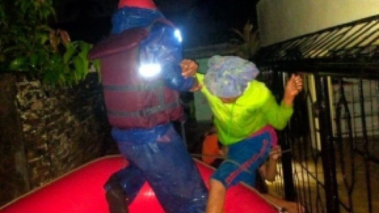 Banjir Medan melanda Kelurahan Beringin, Medan Selayang, Minggu dini hari, menyebabkan 194 jiwa dari 80 KK terdampak. Ketahui penyebab dan upaya penanganannya di sini!