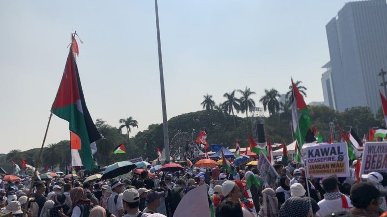 Ribuan massa aksi 'Indonesia Tolak Genosida' di Jakarta mendesak pemerintah, khususnya Presiden Prabowo, untuk mengawal penuh **Gencatan Senjata Palestina** hingga kemerdekaan. Apa alasan di balik tuntutan mendesak ini?