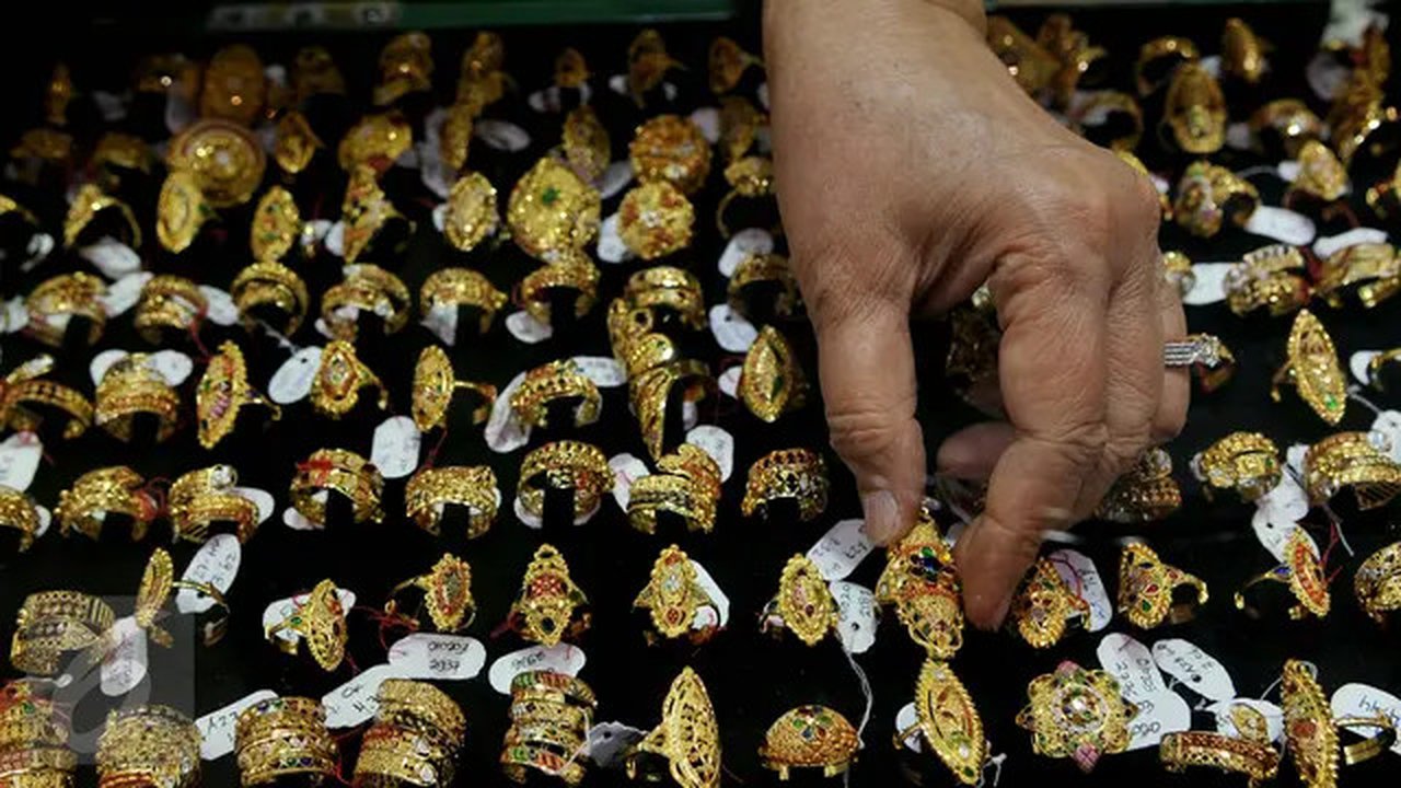 Pedagang menunjukan perhiasan emas di sebuah toko Kawasan Cikini, Jakarta, Kamis (3/9/2015). Harga emas milik PT Aneka Tambang Tbk (Antam) hari ini terpantau bergerak stabil di posisi Rp560 r