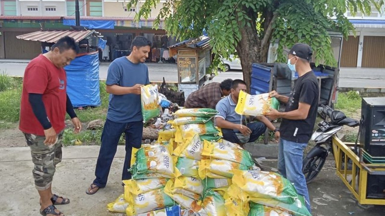 Perum Bulog Cabang Batam berhasil menyalurkan 101,1 ton beras SPHP hanya dalam 11 hari di Oktober 2025. Bagaimana Bulog Batam mencapai target 3.658 ton tahun ini?