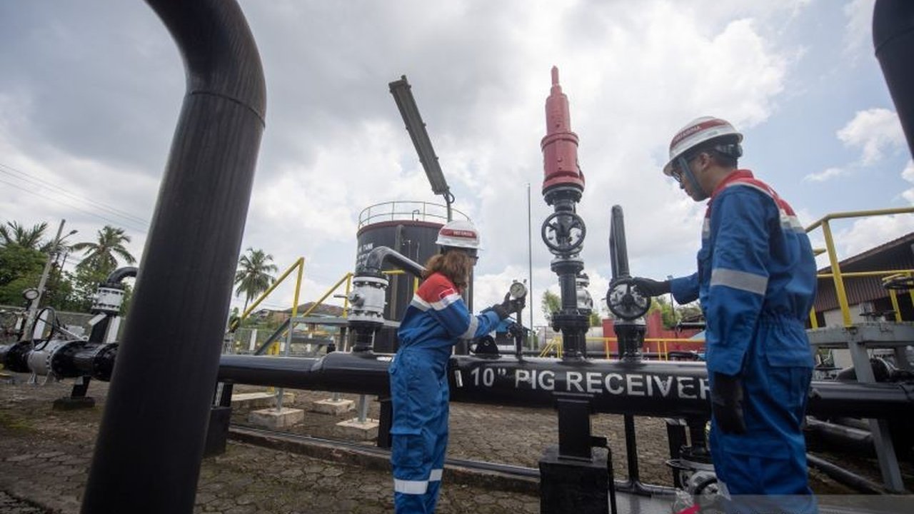 Pertamina Patra Niaga memastikan pasokan energi Pertamina aman di seluruh Indonesia, didukung ratusan terminal dan ribuan armada. Ketahui bagaimana mereka menjaga ketersediaan BBM dan LPG bahkan di daerah terpencil.