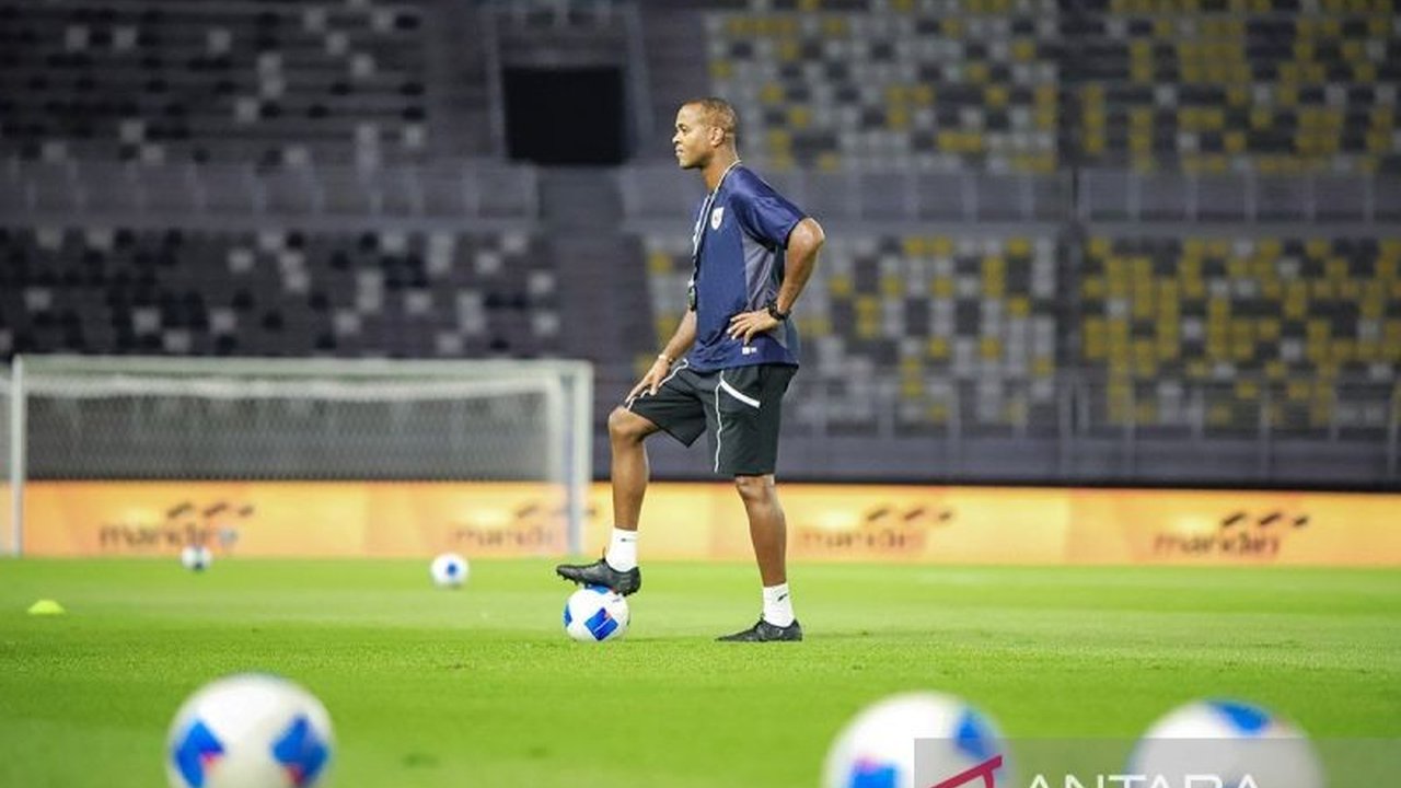 Pelatih Patrick Kluivert memuji energi luar biasa Timnas Indonesia pada latihan terakhir. Skuad Garuda siap tempur melawan Arab Saudi di Kualifikasi Piala Dunia 2026.