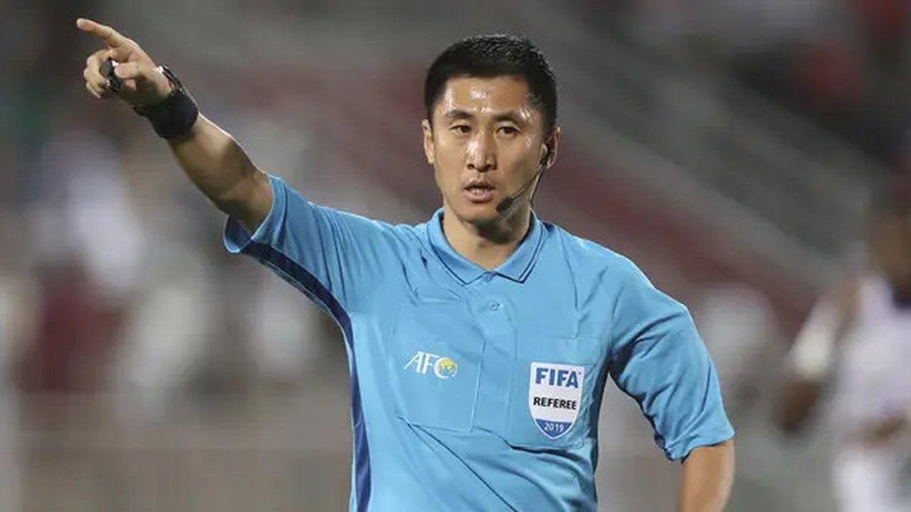 Wasit asal China, Ma Ning. (AFP/Karim Jaafar)