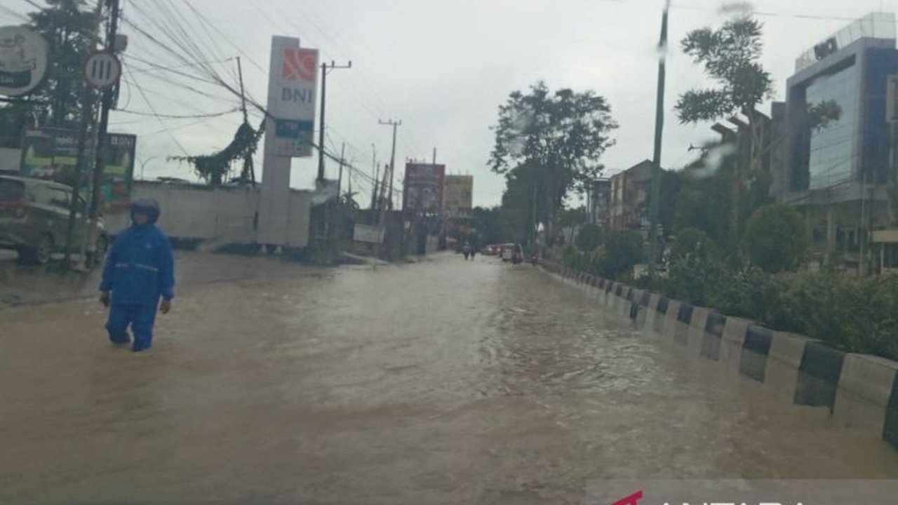BMKG Kaltim Waspada Hujan lebat hingga 20 Oktober 2025. Curah hujan sedang hingga tinggi berpotensi sebabkan banjir dan longsor di berbagai wilayah. Simak selengkapnya!