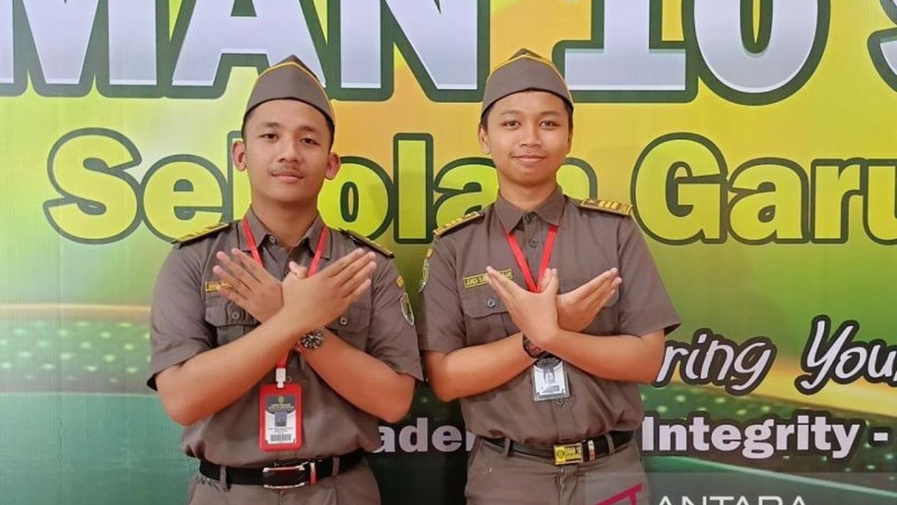 Inovasi PINTAR oleh siswa SMAN 10 Samarinda, Diego dan Jundi, memadukan AI untuk melestarikan batik Kalimantan. Kisah mereka menjadi cerminan keberhasilan program Sekolah Garuda yang mencetak talenta unggul.