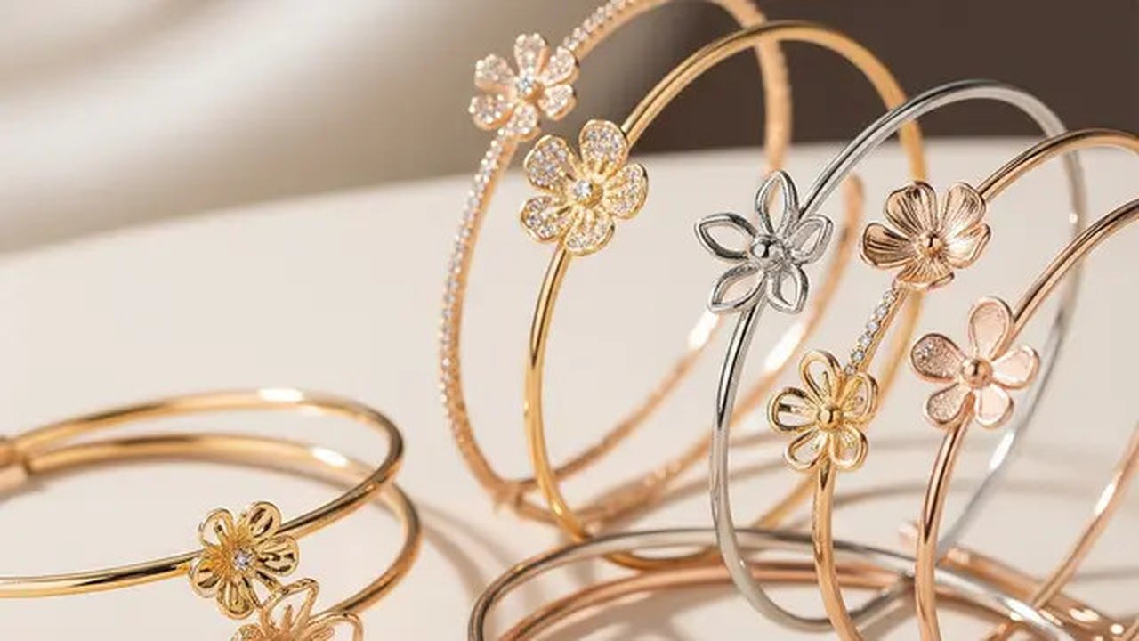Model Gelang Bangle Tipis dengan Aksen Bunga/Gemini AI