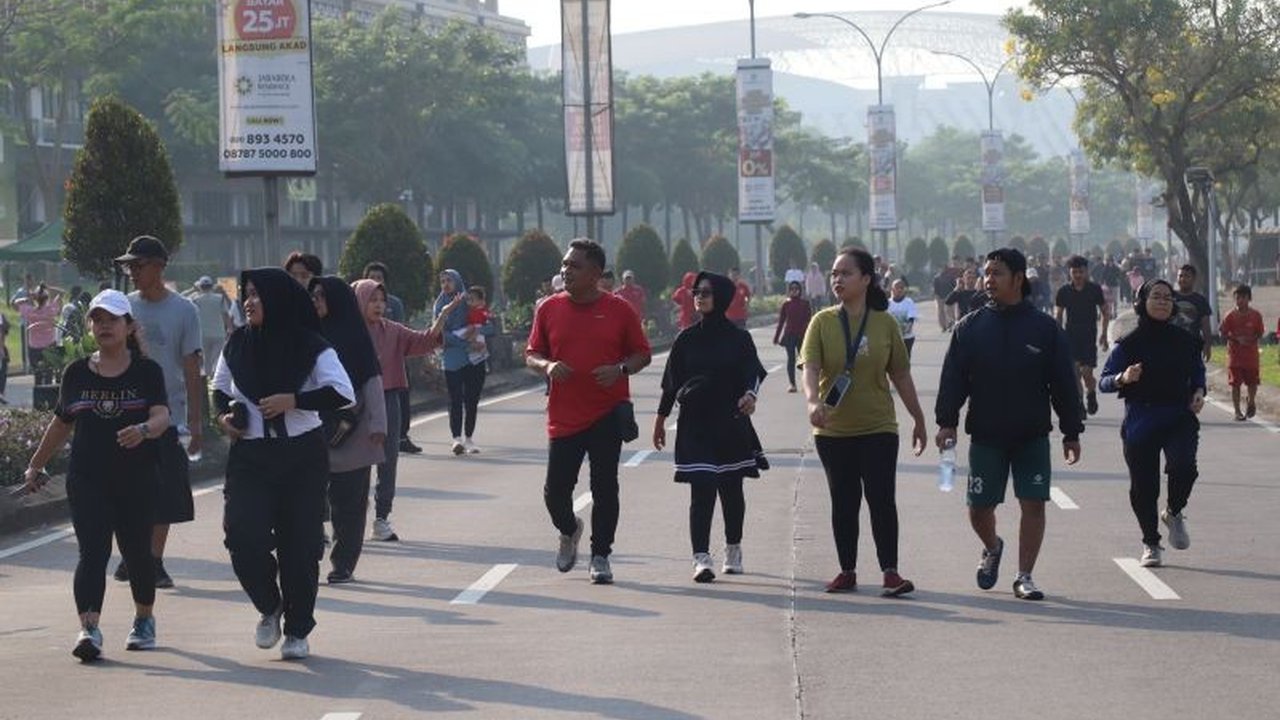 Car Free Day Cikarang kembali digelar di Kabupaten Bekasi, menarik ratusan warga untuk berolahraga dan menikmati udara bersih. Simak dampak positifnya bagi kesehatan dan ekonomi lokal!