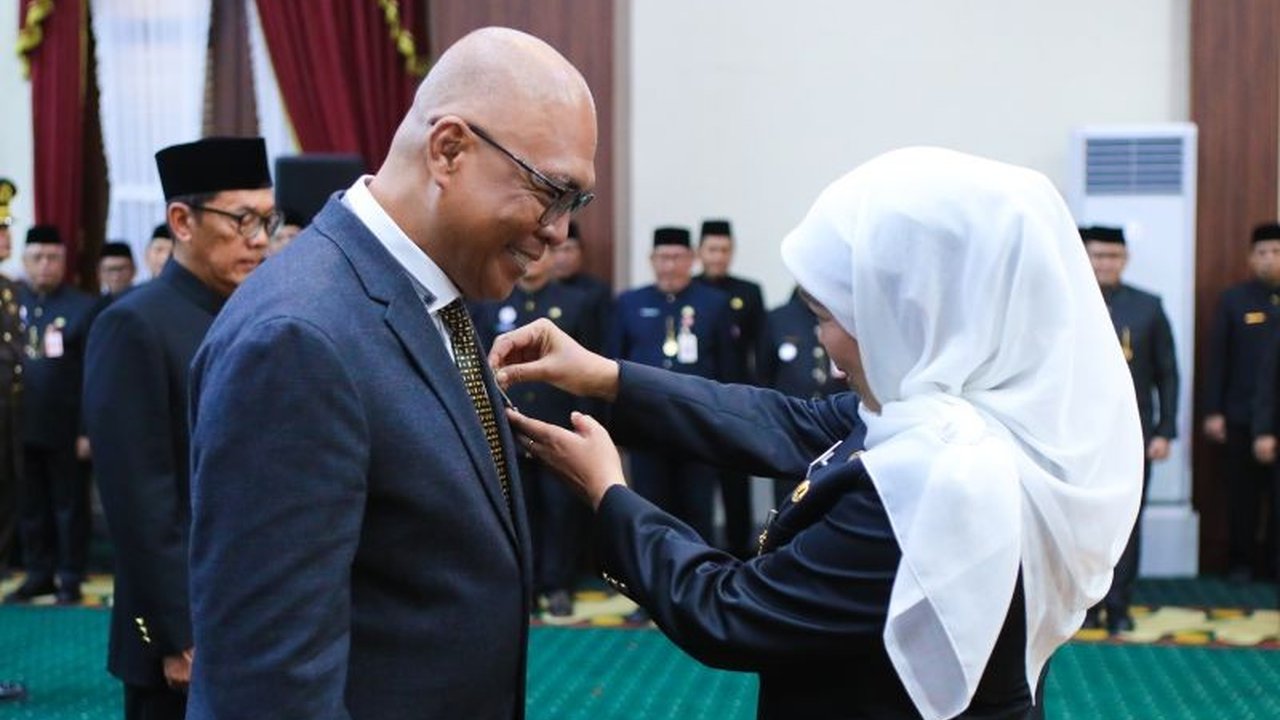 Gubernur Khofifah menganugerahkan Lencana Jer Basuki Mawa Beya Emas kepada Akhmad Munir, Ketua PWI Pusat, atas dedikasinya menjaga integritas dan kebebasan pers nasional. Apa makna di balik penghargaan ini?