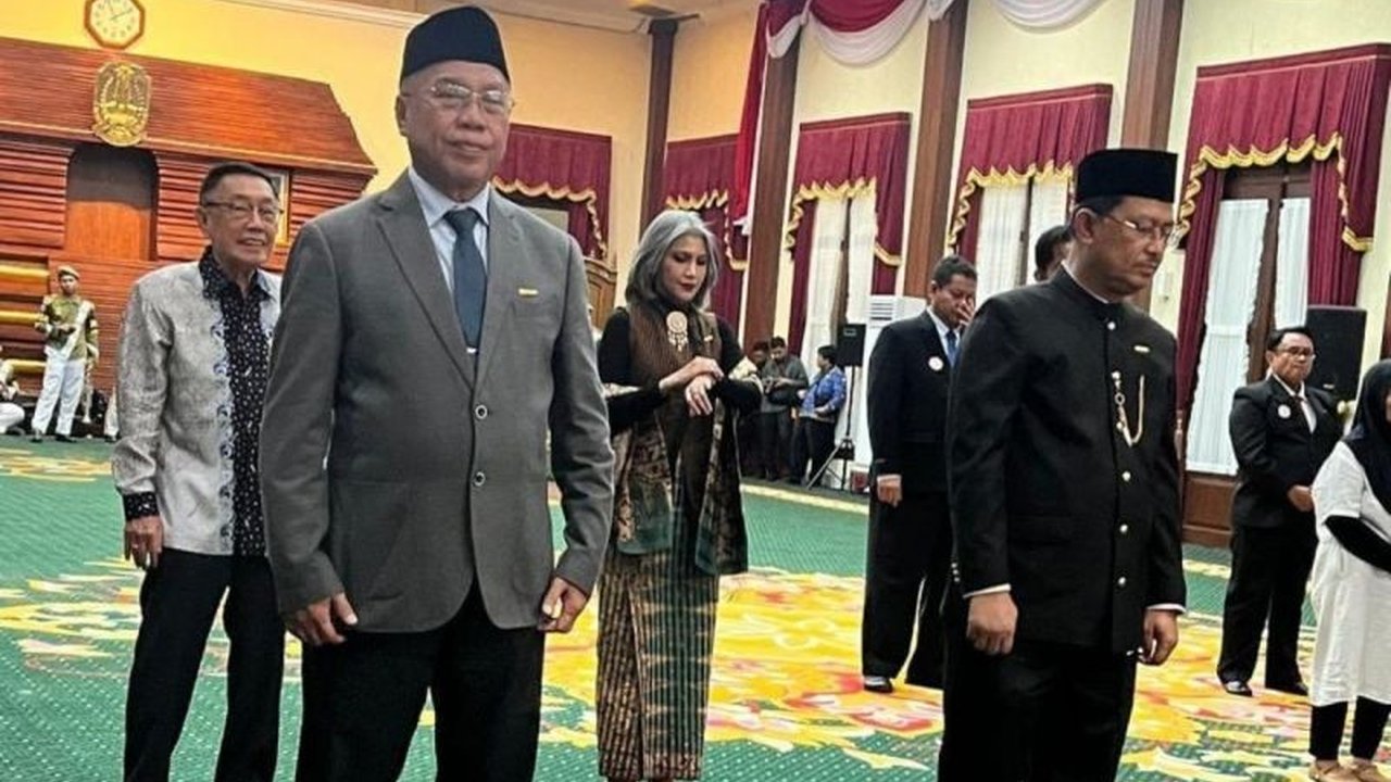 Gubernur Khofifah menganugerahkan Tanda Kehormatan Lencana Jer Basuki Mawa Beya kepada Prof. Sukadiono, Ketua PWM Jatim. Apa makna di balik penghargaan bergengsi yang diberikan atas dedikasi luar biasa ini?