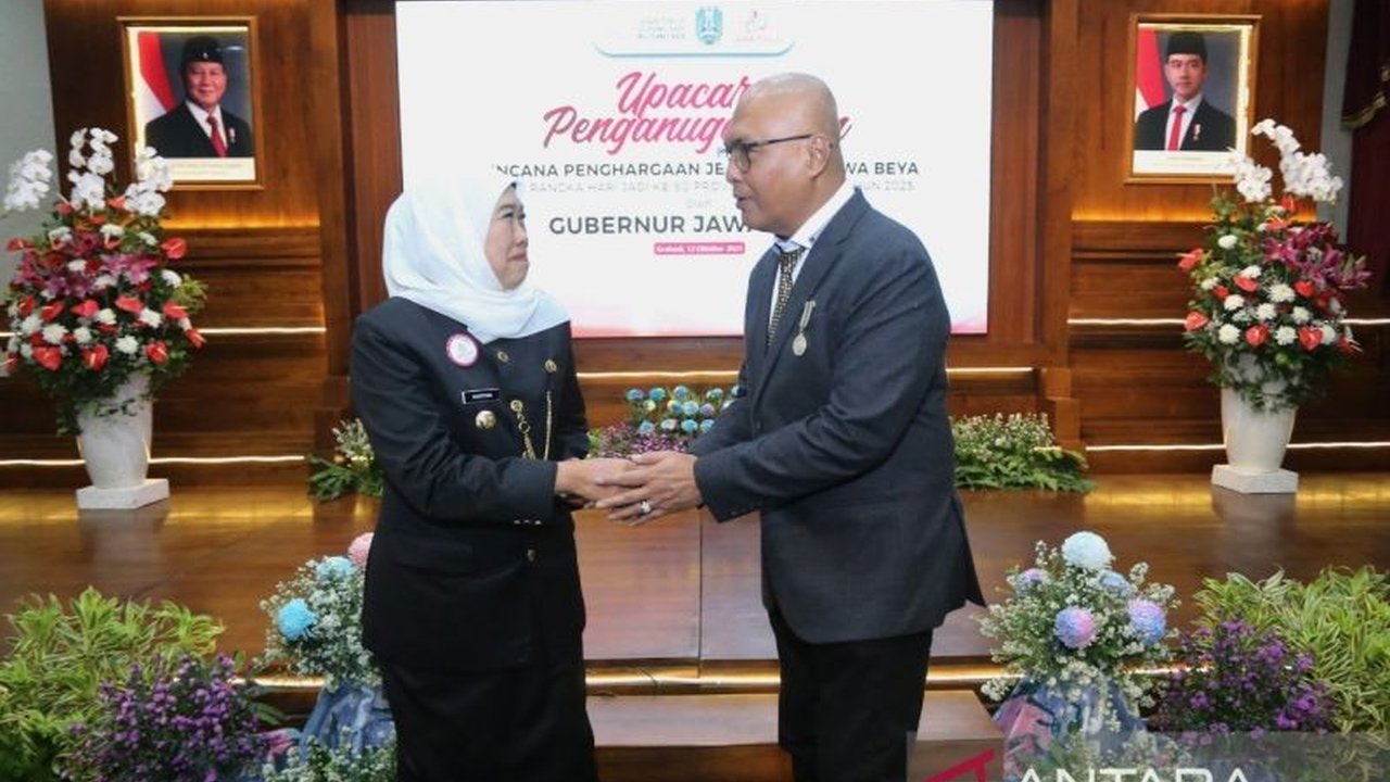 Gubernur Khofifah menganugerahkan Lencana Jer Basuki Mawa Beya Emas kepada Ketua PWI Pusat Akhmad Munir, mengapresiasi dedikasinya menjaga kebebasan pers nasional dan kontribusinya bagi Jawa Timur.